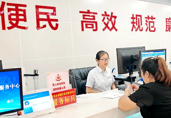 海城区人社局为群众办理业务。郭吉滔摄